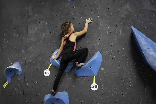 Prieteni făcând bouldering împreună